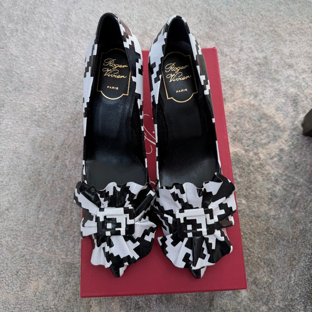 Roger Vivier Houndstooth heels NEW